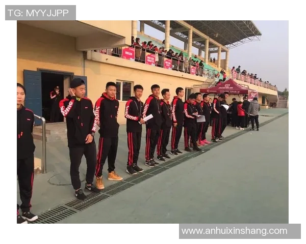 加厚足球鞋助力运动表现提升让你在场上尽显风采与实力